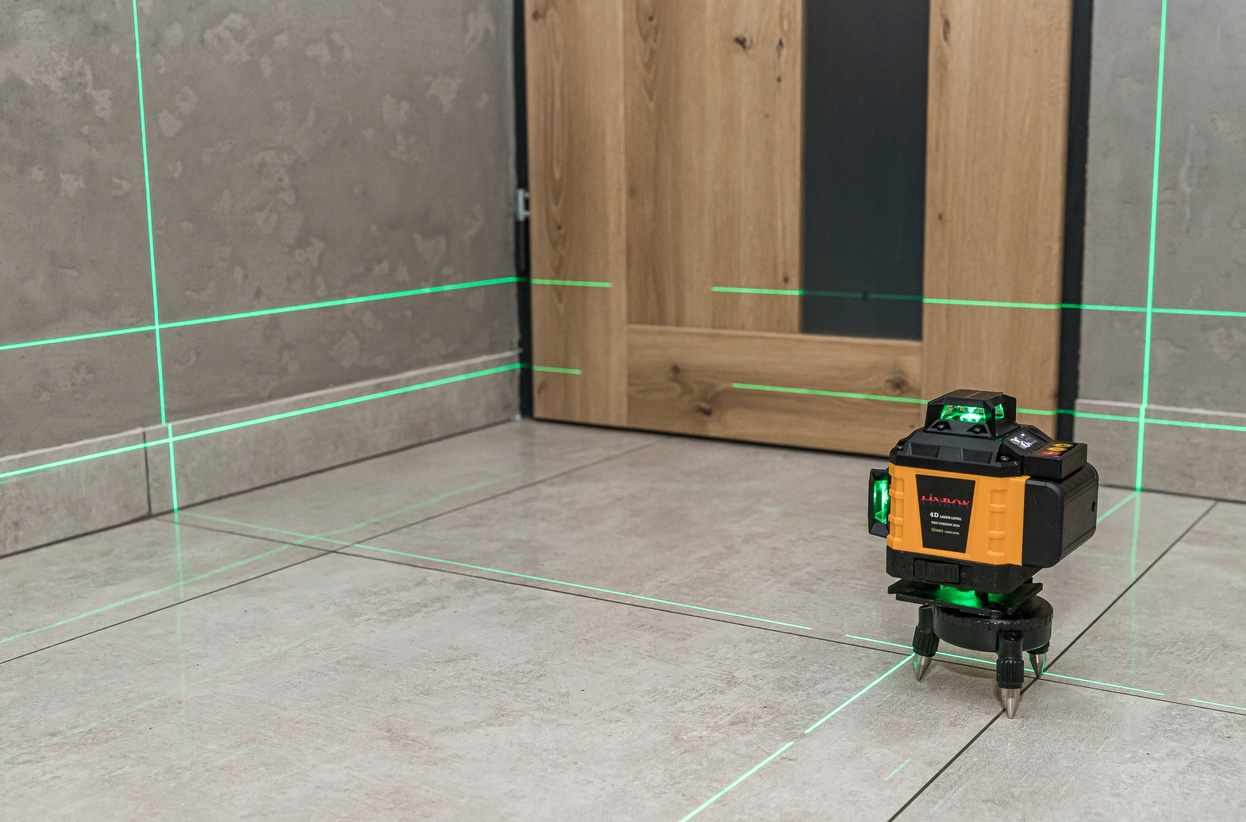 Poziomica laserowa Linbox z widoczną zieloną wiązką lasera w pomieszczeniu